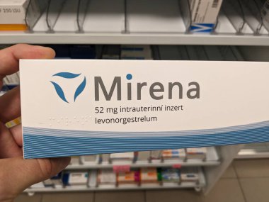 Prag, Çek Cumhuriyeti-9 Ekim 2024: LEVONORGESTREL içeren MIRENA, uzun süreli doğum kontrolü ve kadınlarda ağır adet kanaması tedavisinde kullanılan hormonal bir rahim içi cihazdır..
