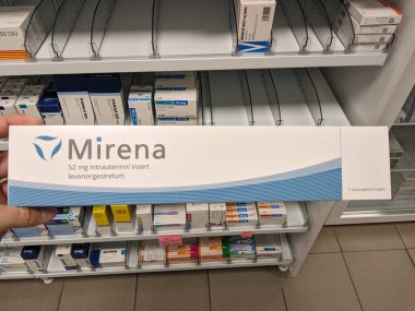 Prag, Çek Cumhuriyeti-9 Ekim 2024: LEVONORGESTREL içeren MIRENA, uzun süreli doğum kontrolü ve kadınlarda ağır adet kanaması tedavisinde kullanılan hormonal bir rahim içi cihazdır..