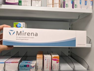 Prag, Çek Cumhuriyeti-9 Ekim 2024: LEVONORGESTREL içeren MIRENA, uzun süreli doğum kontrolü ve kadınlarda ağır adet kanaması tedavisinde kullanılan hormonal bir rahim içi cihazdır..