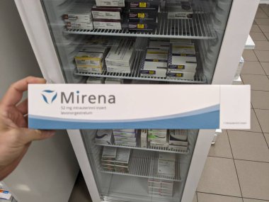 Prag, Çek Cumhuriyeti-9 Ekim 2024: LEVONORGESTREL içeren MIRENA, uzun süreli doğum kontrolü ve kadınlarda ağır adet kanaması tedavisinde kullanılan hormonal bir rahim içi cihazdır..