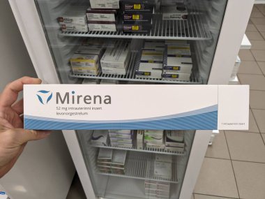 Prag, Çek Cumhuriyeti-9 Ekim 2024: LEVONORGESTREL içeren MIRENA, uzun süreli doğum kontrolü ve kadınlarda ağır adet kanaması tedavisinde kullanılan hormonal bir rahim içi cihazdır..
