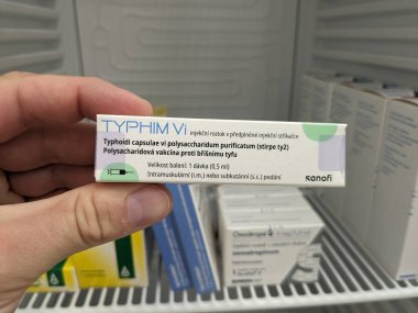 Prag, Çek Cumhuriyeti-9 Ekim 2024: VI POLYSACCHARIDE içeren SANOFI tarafından TYPHE VI, sık sık hastalığın yaygın olduğu gezginler için tavsiye edilen tifo ateşini önleyen bir aşıdır..