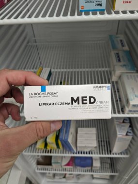 Prag, Çek Cumhuriyeti-9 Ekim 2024: LA ROCHE-POSay LIPIKAR ECZEMA MED CREAM, egzamaya yatkın cilt, kaşıntı, kızarıklık ve iltihaplanmayı gidermek ve yatıştırmak için tasarlanmış bir dermatolojik kremdir..