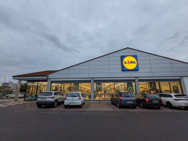 Prag, Çek Cumhuriyeti-9 Ekim 2024: LIDL, müşterilere uygun ve maliyetli bir alışveriş deneyimi sağlayarak uygun fiyatlı gıda, ev eşyaları ve kaliteli ürünler sunan uluslararası indirimli bir süpermarket zinciri..