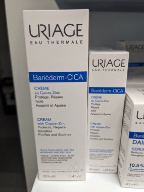 Prag, Çek Cumhuriyeti - 28 Ağustos 2024: URIAGE, FRANCE hidrasyon, hassas cilt bakımı ve cilt yatıştırıcı için kullanılır.