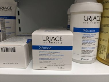 Prag, Çek Cumhuriyeti-9 Ekim 2024: URIAGE XEMOSE, cilt bariyerini yatıştırmak ve onarmak için çok kuru ve hassas ciltler için yoğun su ve koruma sağlamak üzere tasarlanmış bir cilt çizgisidir..