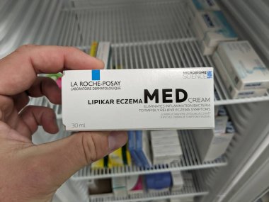 Prag, Çek Cumhuriyeti-9 Ekim 2024: LA ROCHE-POSay LIPIKAR ECZEMA MED CREAM, egzamaya yatkın cilt, kaşıntı, kızarıklık ve iltihaplanmayı gidermek ve yatıştırmak için tasarlanmış bir dermatolojik kremdir..