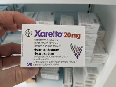Prag, Çek Cumhuriyeti-15 Ağustos 2024: BAYER tarafından RİVAROXABAN aktif maddesi içeren XARELTO tablet kutusu, kan pıhtılarının önlenmesi ve tedavisinde ve felçte kullanılır.