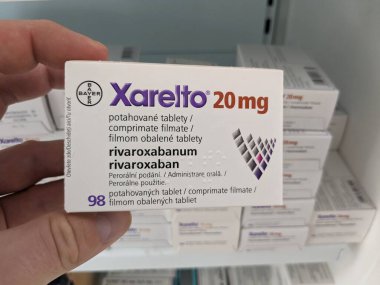 Prag, Çek Cumhuriyeti-15 Ağustos 2024: BAYER tarafından RİVAROXABAN aktif maddesi içeren XARELTO tablet kutusu, kan pıhtılarının önlenmesi ve tedavisinde ve felçte kullanılır.