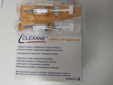 Prag, Çek Cumhuriyeti - 9 Temmuz 2024: Derin ven trombozu ve pıhtılaşmasını önlemek için kullanılan SANOFI tarafından ENOXAPARIN aktif maddesiyle dolu CLEXANE enjeksiyon kutusu.