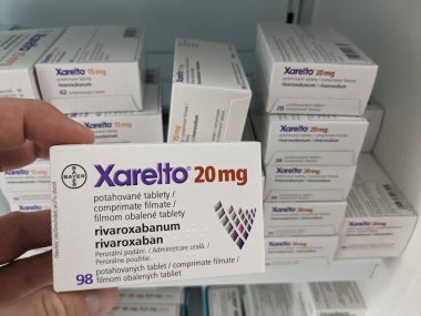 Prag, Çek Cumhuriyeti-15 Ağustos 2024: BAYER tarafından RİVAROXABAN aktif maddesi içeren XARELTO tablet kutusu, kan pıhtılarının önlenmesi ve tedavisinde ve felçte kullanılır.