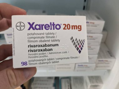 Prag, Çek Cumhuriyeti-15 Ağustos 2024: BAYER tarafından RİVAROXABAN aktif maddesi içeren XARELTO tablet kutusu, kan pıhtılarının önlenmesi ve tedavisinde ve felçte kullanılır.