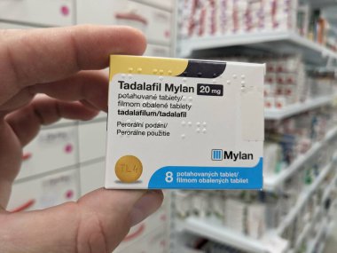 Prag, Çek Cumhuriyeti - SEPTEMBER 13 2024: TADALAFIL MYLAN MYLAN tarafından aktif madde içeren TADALAFIL MYLAN kutusu, ereksiyon bozukluğu ve iyi huylu protez hiperplazma tedavisinde kullanılır.