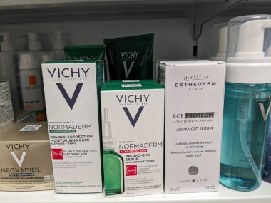 Prag, Çek Cumhuriyeti - 13 Eylül 2024: VICHY LABORATORİES Cilt Ürünü HYALURONİK aktif madde, nemlendirici ve yaşlanma karşıtı cilt bakımı için kullanılır.
