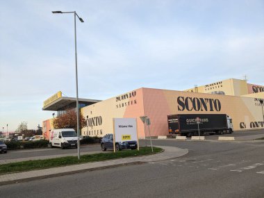 Plzen, Çek Cumhuriyeti - 13 Eylül 2024: SCONTO NABYTEK mobilya mağazası, çeşitli yaşam alanları için geniş bir ev mobilyası, dcor ve mobilya seçimi sunmaktadır.