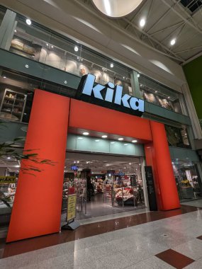 Brno, Çek Cumhuriyeti-9 Ekim 2024: Eskiden önde gelen bir mobilya perakendecisi olan Kika, Avrupa 'nın çeşitli bölgelerindeki pazarları yeniden markalaştırmadan önce şık ve uygun fiyatlı ev mobilyaları sağladı, 