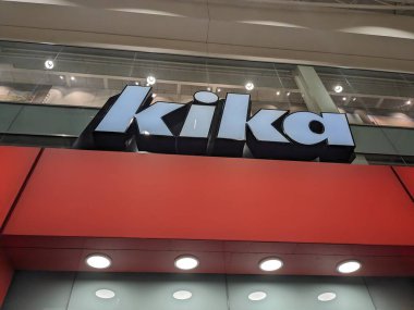 Brno, Çek Cumhuriyeti-9 Ekim 2024: Eskiden önde gelen bir mobilya perakendecisi olan Kika, Avrupa 'nın çeşitli bölgelerindeki pazarları yeniden markalaştırmadan önce şık ve uygun fiyatlı ev mobilyaları sağladı, 