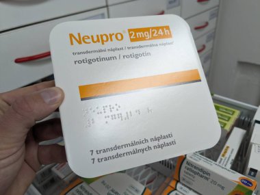 Prag, Çek Cumhuriyeti - 16 Ağustos 2023: Neupro 8mg 24 saat TTD uyuşturucu sistemi, Rotigotinum-rotigotin, Parkinson 'un tedavisi için belirlenen ergolin dışı ilaç sınıfının dopamin agonisti..