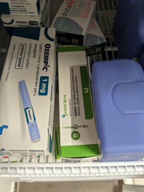 Prag, Çek Cumhuriyeti - 9 Temmuz 2024: Osteoporoz ve kemik sağlığının tedavisinde kullanılan DENOSUMAB aktif maddesi ile PROLIA ilaç kutusu.