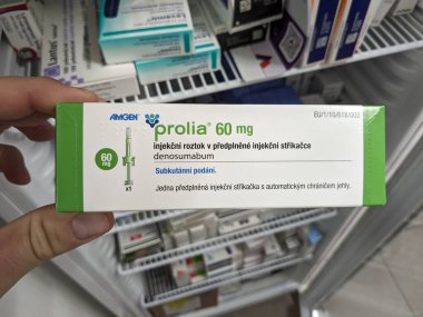 Prag, Çek Cumhuriyeti - 9 Temmuz 2024: Osteoporoz ve kemik sağlığının tedavisinde kullanılan DENOSUMAB aktif maddesi ile PROLIA ilaç kutusu.