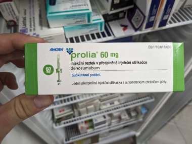 Prag, Çek Cumhuriyeti - 9 Temmuz 2024: Osteoporoz ve kemik sağlığının tedavisinde kullanılan DENOSUMAB aktif maddesi ile PROLIA ilaç kutusu.
