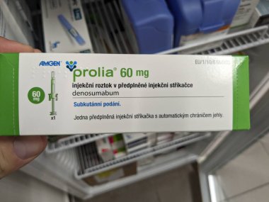 Prag, Çek Cumhuriyeti - 9 Temmuz 2024: Osteoporoz ve kemik sağlığının tedavisinde kullanılan DENOSUMAB aktif maddesi ile PROLIA ilaç kutusu.