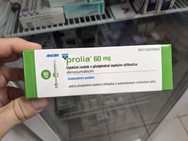 Prag, Çek Cumhuriyeti - 9 Temmuz 2024: Osteoporoz ve kemik sağlığının tedavisinde kullanılan DENOSUMAB aktif maddesi ile PROLIA ilaç kutusu.