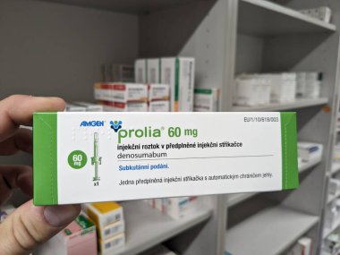 Prag, Çek Cumhuriyeti - 9 Temmuz 2024: Osteoporoz ve kemik sağlığının tedavisinde kullanılan DENOSUMAB aktif maddesi ile PROLIA ilaç kutusu.