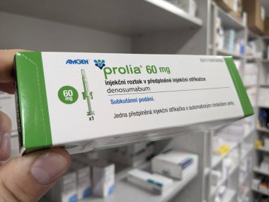 Prag, Çek Cumhuriyeti - 9 Temmuz 2024: Osteoporoz ve kemik sağlığının tedavisinde kullanılan DENOSUMAB aktif maddesi ile PROLIA ilaç kutusu.