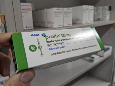 Prag, Çek Cumhuriyeti - 9 Temmuz 2024: Osteoporoz ve kemik sağlığının tedavisinde kullanılan DENOSUMAB aktif maddesi ile PROLIA ilaç kutusu.