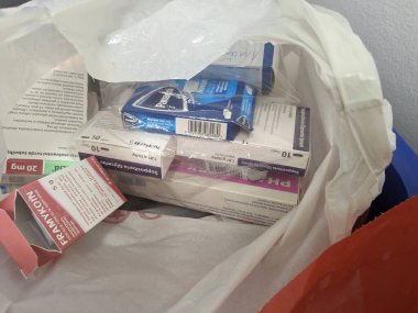 Prag, Çek Cumhuriyeti-27 Ağustos 2024: Uyuşturucuyla israf edilen paketler bazen eczaneye özel çöp kutusuna atılıyor. Kullanılmayan ilaçlar sağlık sistemlerinden büyük paralara mal oluyor