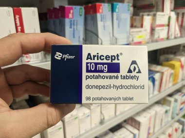 Prag, Çek Cumhuriyeti - Kasım 12024: Alzheimer hastalığının tedavisinde kullanılan DONEPEZIL aktif maddeyle ARICEPT ilaç kutusu.