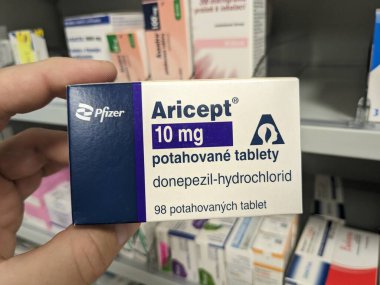 Prag, Çek Cumhuriyeti - Kasım 12024: Alzheimer hastalığının tedavisinde kullanılan DONEPEZIL aktif maddeyle ARICEPT ilaç kutusu.
