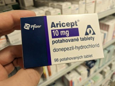 Prag, Çek Cumhuriyeti - Kasım 12024: Alzheimer hastalığının tedavisinde kullanılan DONEPEZIL aktif maddeyle ARICEPT ilaç kutusu.