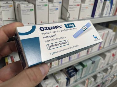 Prag, Çek Cumhuriyeti-5 Kasım 2024: OZEMPIC kutusu. Ozempik ilacın Çek versiyonu. Çek Cumhuriyeti 'nde diyabet tedavisi. Bir paket semaglutid. Diyabet ilacı. Bazen kilo vermek için kullanılıyor.