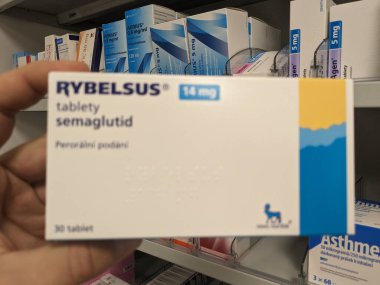 Prag, Çek Cumhuriyeti - 18 Kasım 2024: NOVO NORDISK tarafından kullanılan SEMAGLUTIDE aktif maddeyle RYBELSUS ilaç kutusu, tip 2 diyabet ve kan şekerini kontrol etmek için kullanılır.