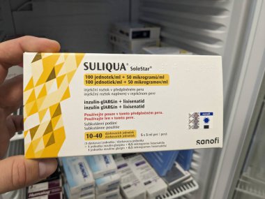  Prag, Çek Cumhuriyeti - 7 Ağustos 2024: SULIQUA 'ya INSULIN GLARGINE ve SANOFI tarafından kullanılan LIXISENATIDE aktif maddeler enjekte edilebilir.