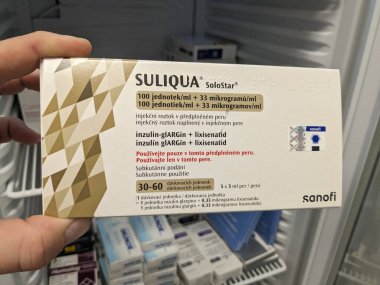  Prag, Çek Cumhuriyeti - 7 Ağustos 2024: SULIQUA 'ya INSULIN GLARGINE ve SANOFI tarafından kullanılan LIXISENATIDE aktif maddeler enjekte edilebilir.