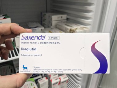 Prag, Çek Cumhuriyeti-28 Haziran 2024: Obezite, ağırlık yönetimi, diyabet-GLP tedavisinde kullanılan Liraglutide aktif maddesiyle SAXENDA ilaç enjeksiyonu kutusu
