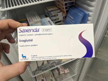Prag, Çek Cumhuriyeti - 2 Ağustos 2024: NOVO NORDISK tarafından kullanılan LIRAGLUTIDE aktif maddeyle SAXENDA ilaç kutusu.