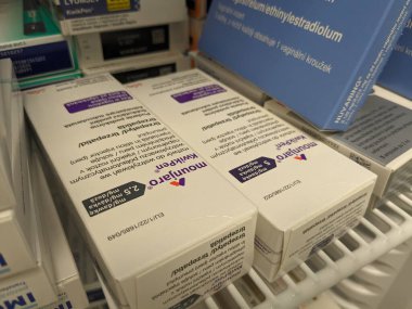 Prag, Çek Cumhuriyeti - 28 Ağustos 2024: Tip 2 diyabet ve ağırlık yönetimi için kullanılan TIRZEPATIDE aktif maddesi ile MOUNJARO KWIKPEN.