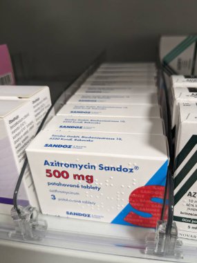 Prag, Çek Cumhuriyeti-9 Ekim 2024: SANDOZ 'un Azitromycin' i, solunum yolu, deri ve vücudun diğer kısımlarını etkileyen bakteriyel enfeksiyonların tedavisinde kullanılan bir antibiyotik olan AZITHROMYCIN içeriyor