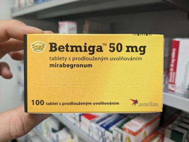 Prag, Çek Cumhuriyeti - 10 Temmuz 2024: ASTELLAS tarafından MIRABEGRON aktif maddesi ile BETMIGA ilaç kutusu, aşırı aktif mesane ve idrar tutamama tedavisinde kullanılır.