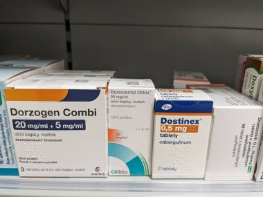 Prag, Çek Cumhuriyeti-9 Ekim 2024: PFIZER tarafından CABERGOLINE ile Dostinex, prolaktin seviyelerini düşürerek hiperprolaktinemi tedavisinde kullanılan bir dopamin agonisti, hormon dengesizliği olan hastalara fayda sağlamak için