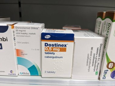 Prag, Çek Cumhuriyeti-9 Ekim 2024: PFIZER tarafından CABERGOLINE ile Dostinex, prolaktin seviyelerini düşürerek hiperprolaktinemi tedavisinde kullanılan bir dopamin agonisti, hormon dengesizliği olan hastalara fayda sağlamak için