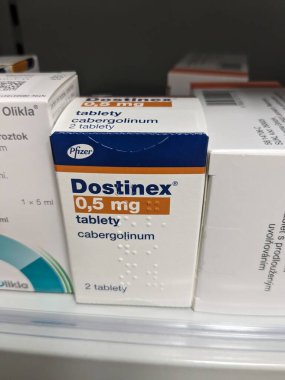 Prag, Çek Cumhuriyeti-9 Ekim 2024: PFIZER tarafından CABERGOLINE ile Dostinex, prolaktin seviyelerini düşürerek hiperprolaktinemi tedavisinde kullanılan bir dopamin agonisti, hormon dengesizliği olan hastalara fayda sağlamak için