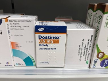 Prag, Çek Cumhuriyeti-9 Ekim 2024: PFIZER tarafından CABERGOLINE ile Dostinex, prolaktin seviyelerini düşürerek hiperprolaktinemi tedavisinde kullanılan bir dopamin agonisti, hormon dengesizliği olan hastalara fayda sağlamak için