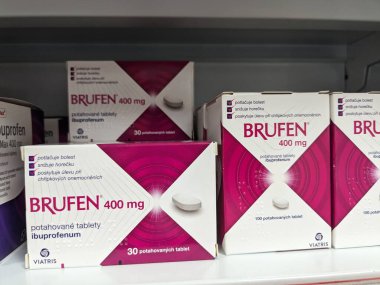 Prag, Çek Cumhuriyeti - 10 Temmuz 2024: ABBOTT 'un IBUPROFEN aktif maddesiyle birlikte BRUFEN ilaç kutusu, ağrı, iltihap ve ateş tedavisinde kullanılır..