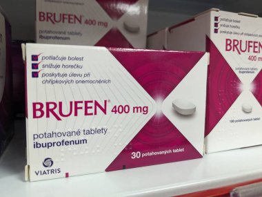 Prag, Çek Cumhuriyeti - 10 Temmuz 2024: ABBOTT 'un IBUPROFEN aktif maddesiyle birlikte BRUFEN ilaç kutusu, ağrı, iltihap ve ateş tedavisinde kullanılır..