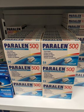 Prag, Çek Cumhuriyeti - 9 Ağustos 2024: ZENTIVA tarafından kullanılan PARACETAMOL aktif maddeyle PARALEN ilaç kutusu.
